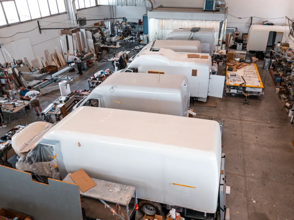 L'officina Gulliver's vista dall'alto, con le monoscocche in lavorazione