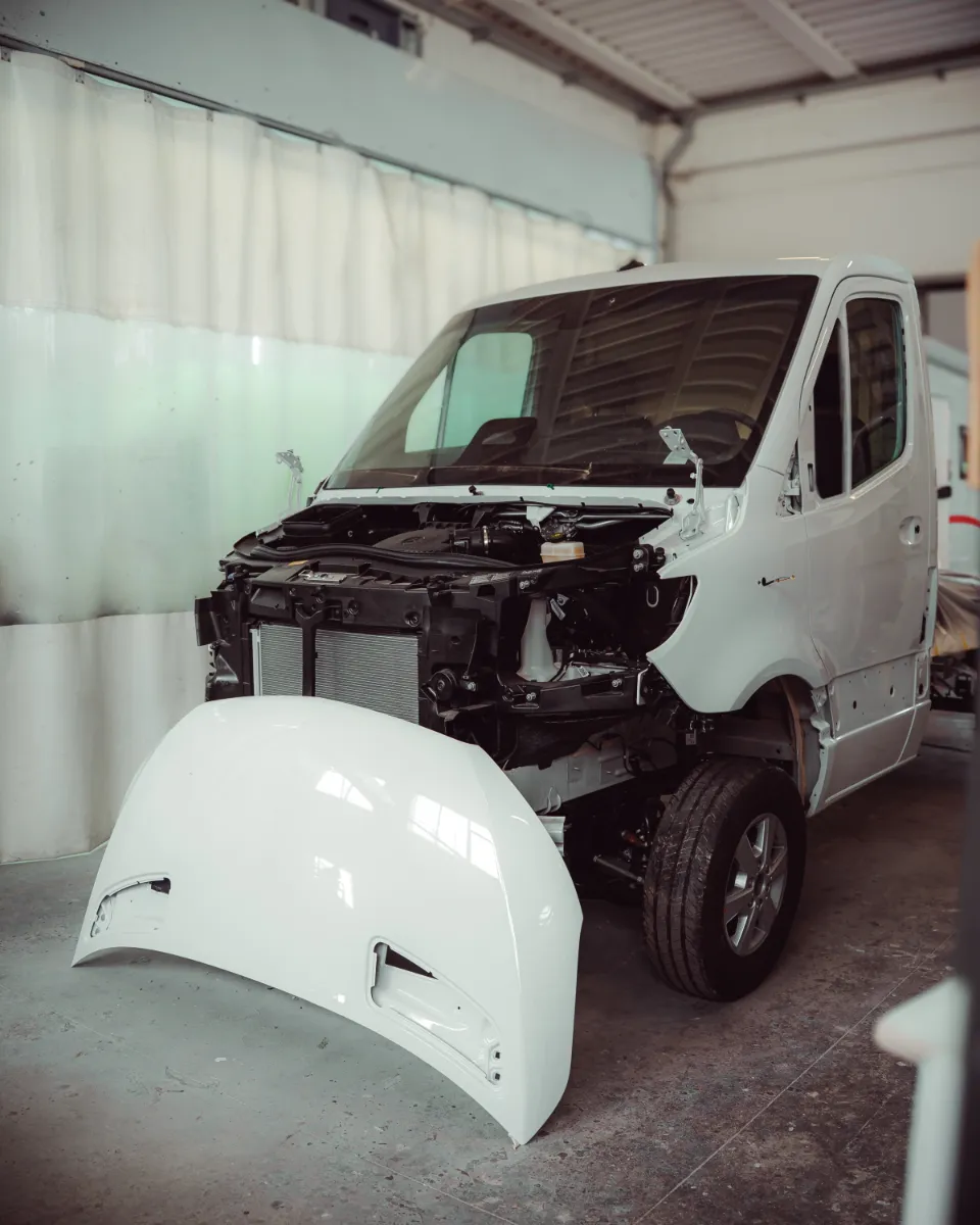 Mercedes Sprinter in preparazione in officina
