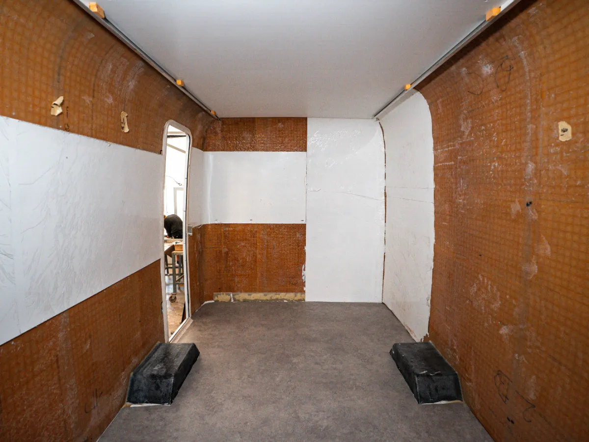 Interno grezzo della scocca, prima dell’arredo