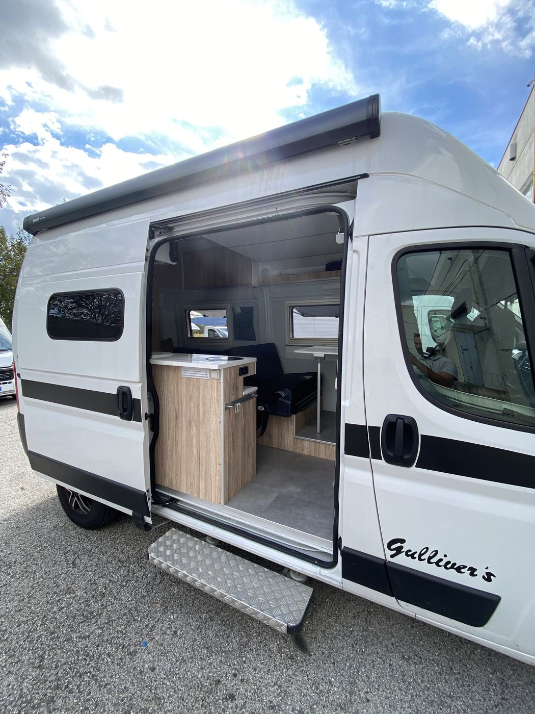 Utopia 540 Lounge, fiancata con porta aperta