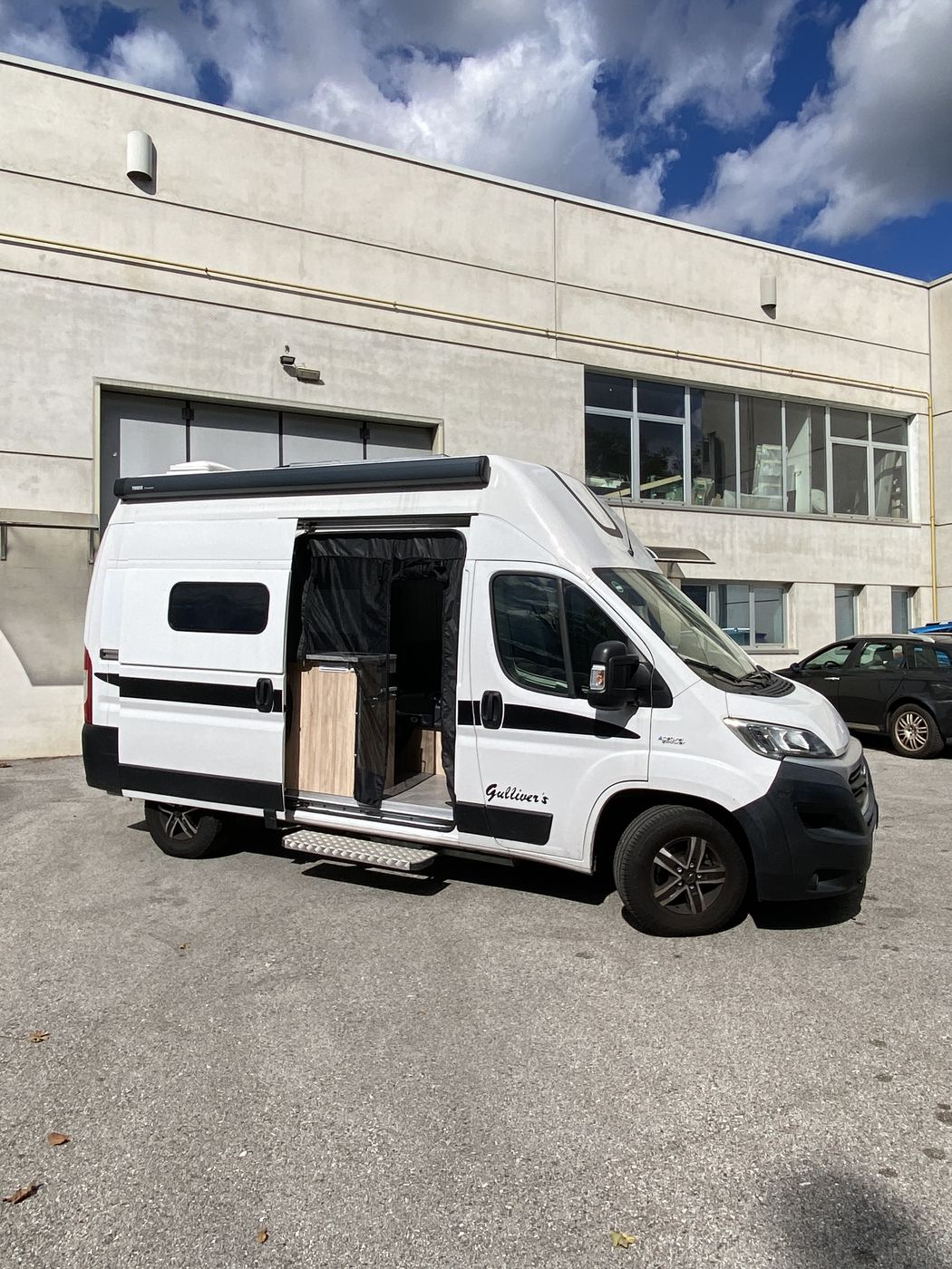 Utopia 540 Lounge, porta laterale e pedana