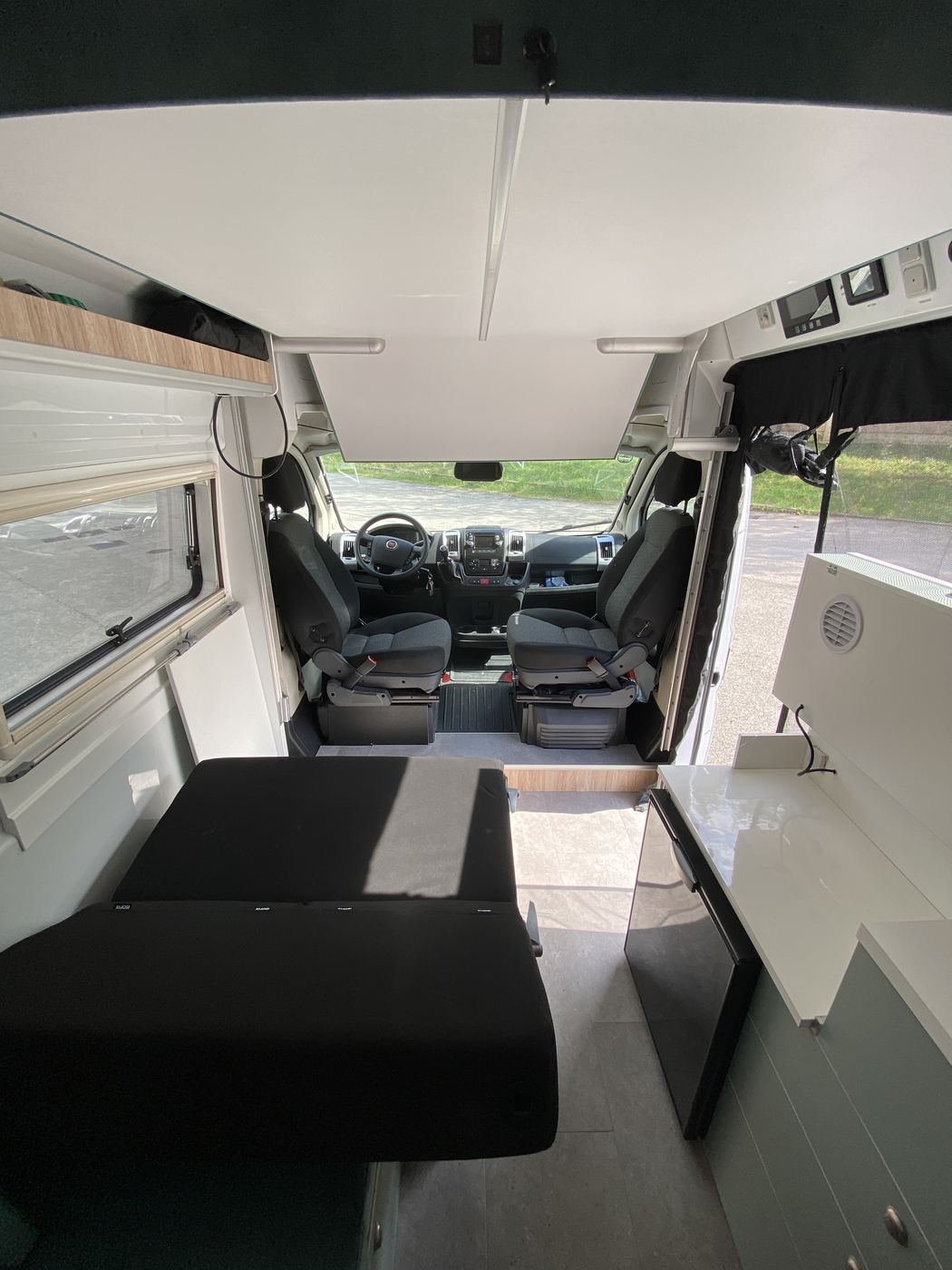 Utopia 540 Lounge, dinette con tavolo aperto