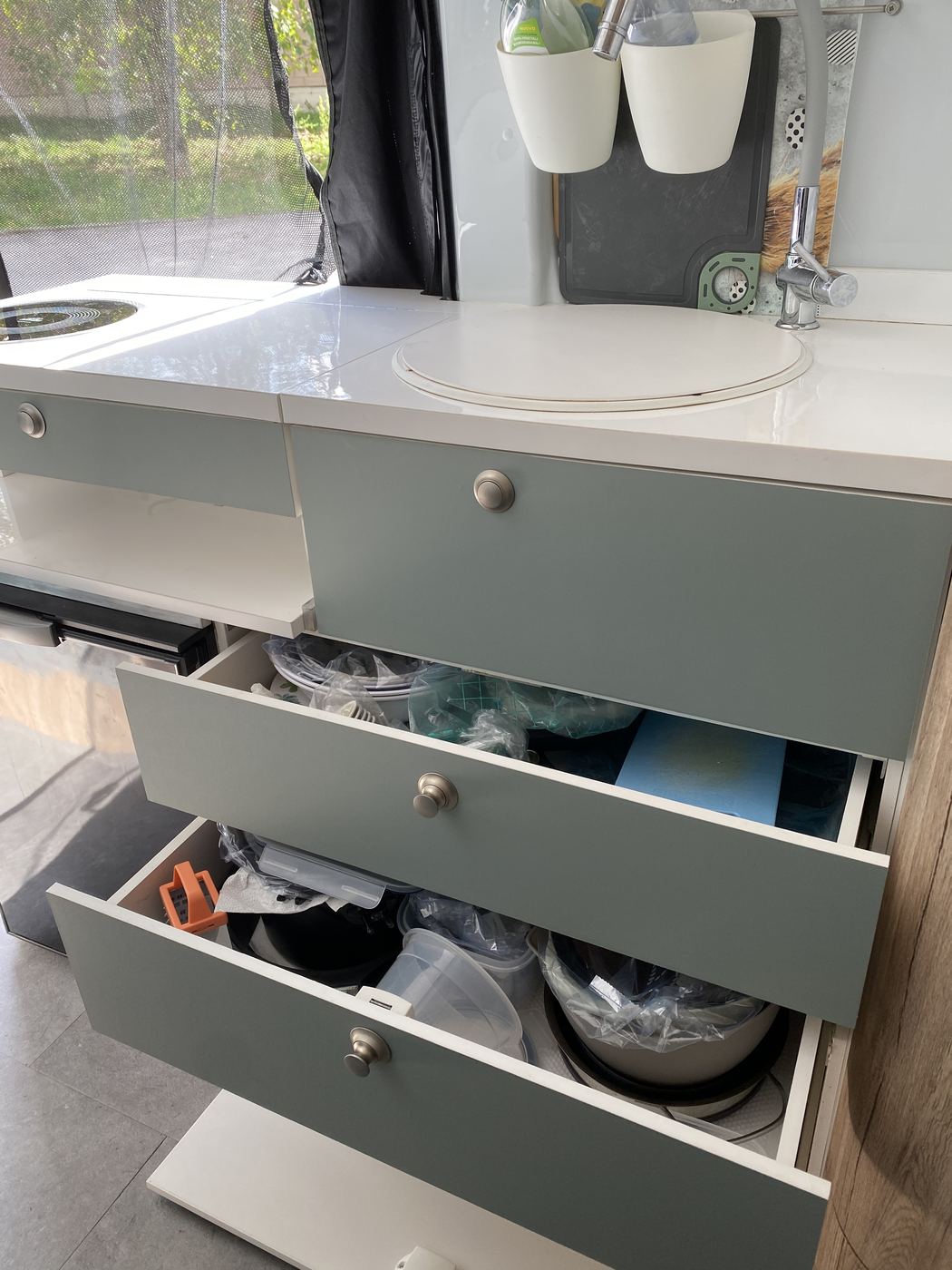 Utopia 540 Lounge, cassetti della cucina