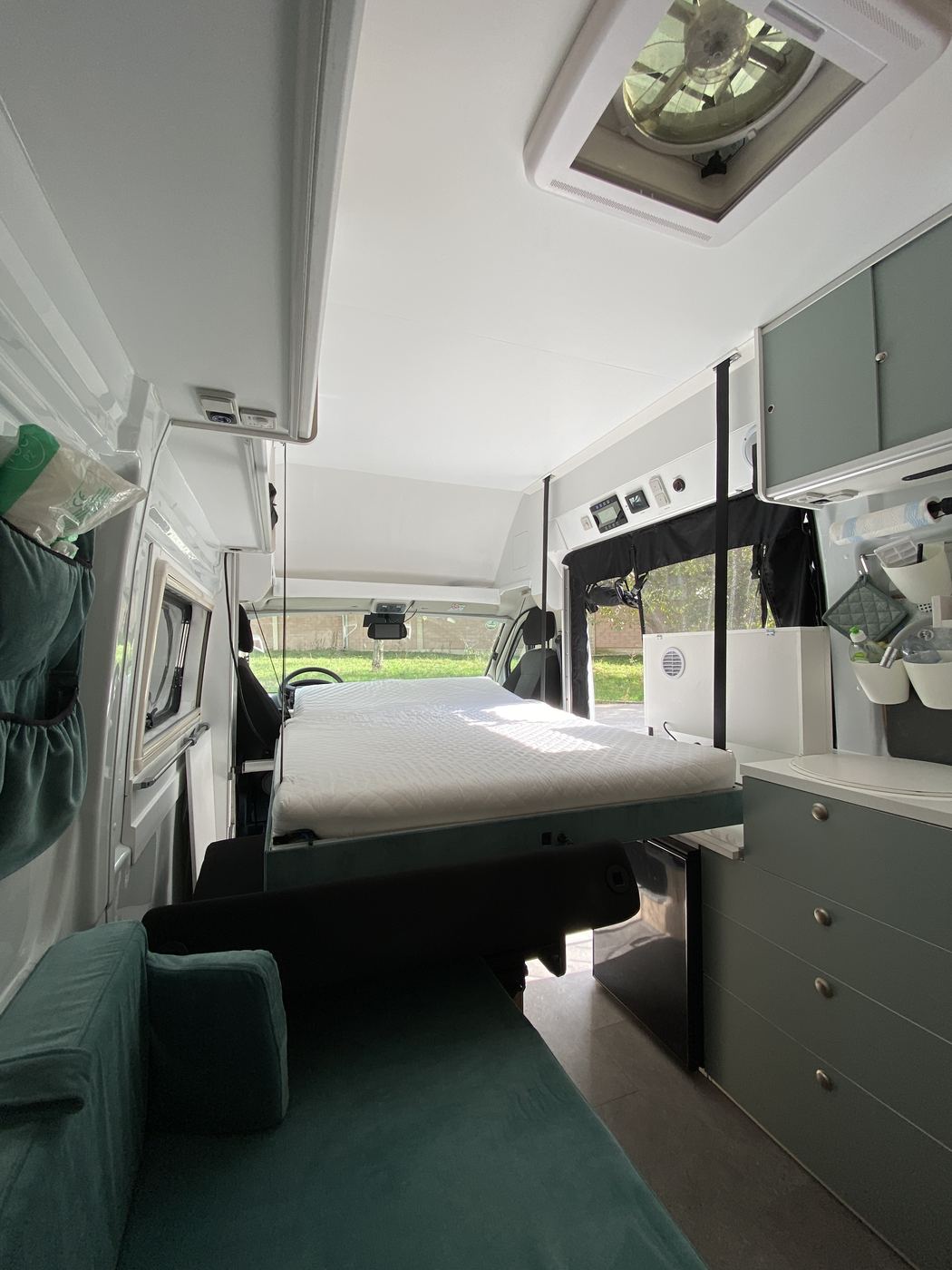 Utopia 540 Lounge, letto basculante abbassato