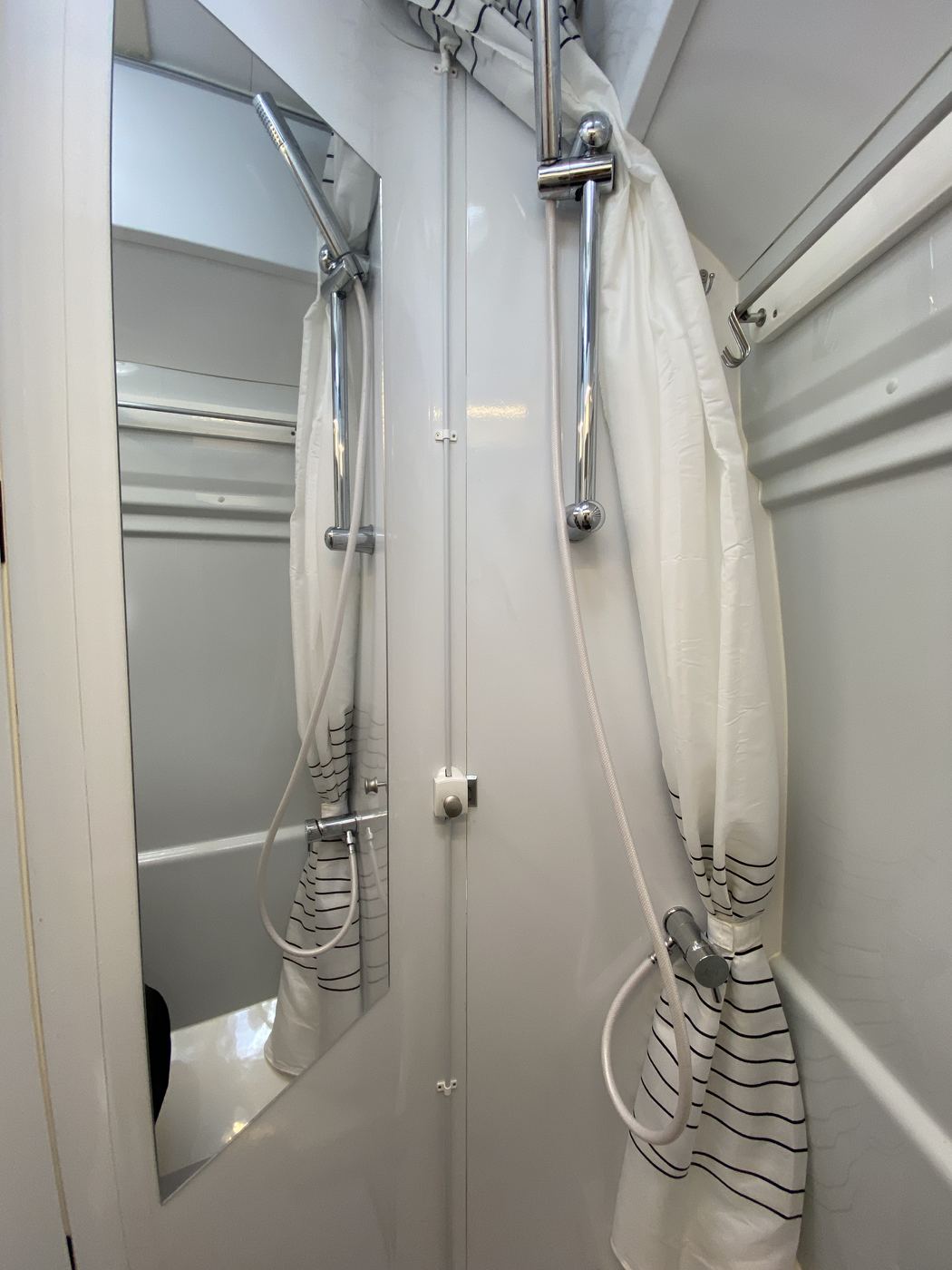 Utopia 540 Lounge, doccia