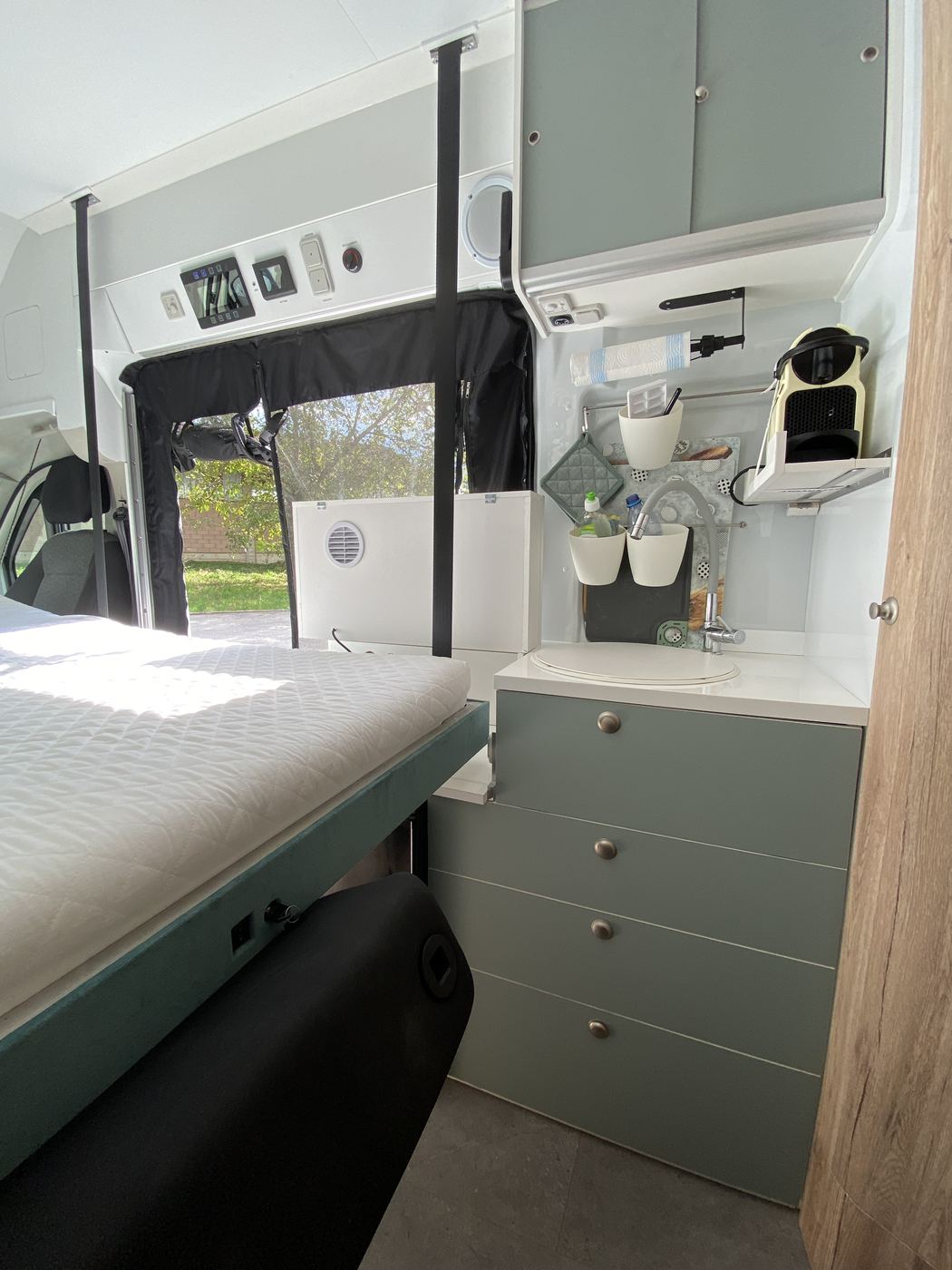 Utopia 540 Lounge, letto basculante di lato