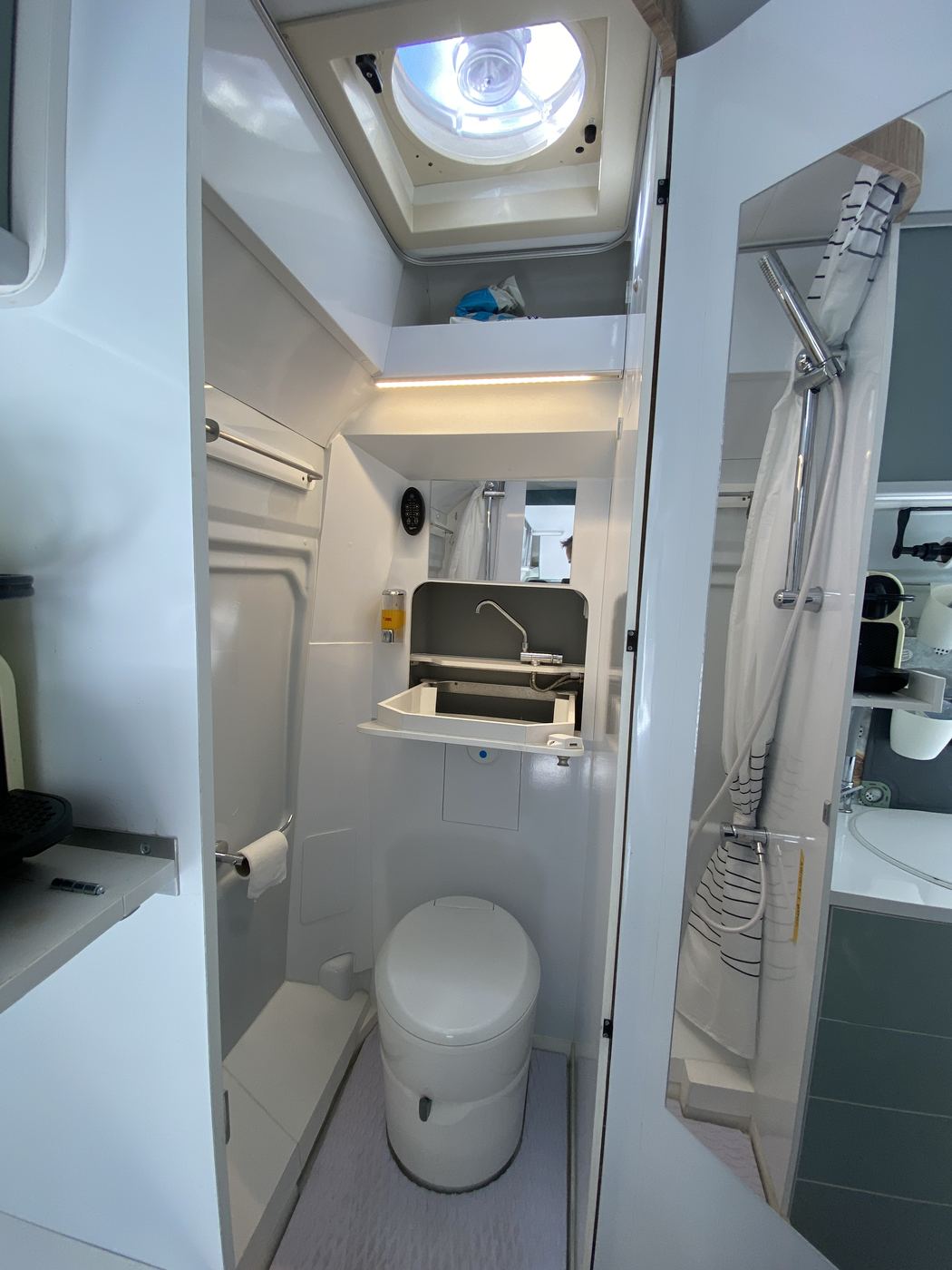 Utopia 540 Lounge, bagno in vetroresina